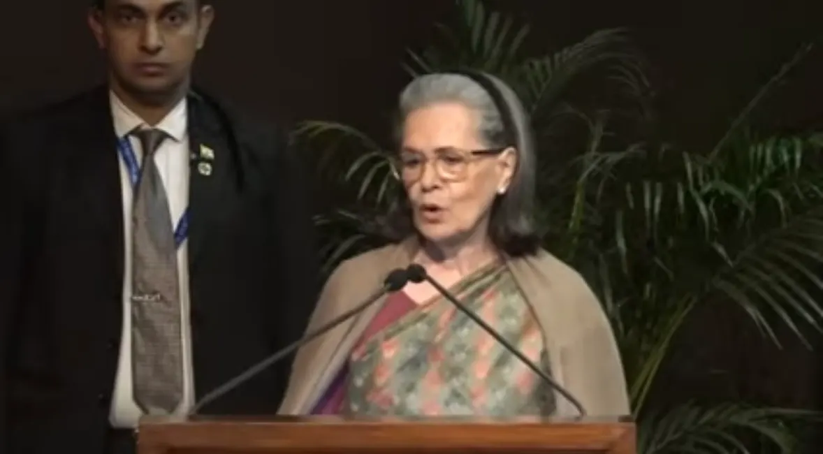 सोनिया गांधी का पलटवार, मनमोहन सिंह पर आरोपों को बताया राजनीतिक साजिश