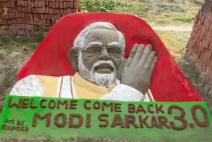 रेत पर कलाकृति उकेर कर प्रधानमंत्री मोदी को दी बधाई