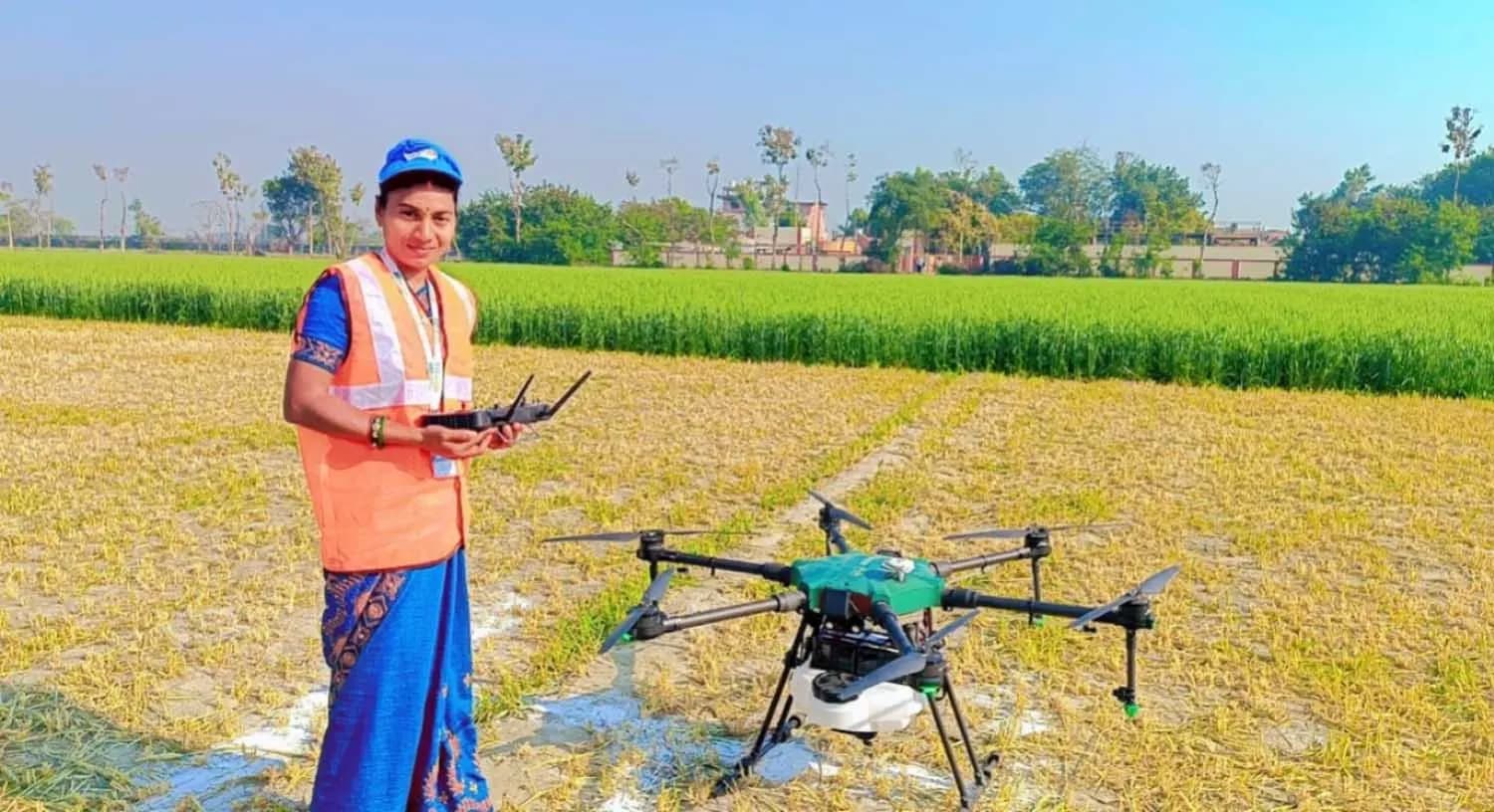 कभी स्कूटी नहीं चला पाती थी पुष्पा, अब ड्रोन उड़ाकर खेतों में कर रही स्प्रे