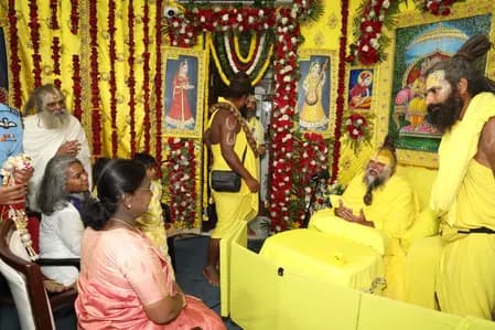 राष्ट्रपति द्रौपदी मुर्मु ने वृंदावन में संत प्रेमानंद महाराज से की मुलाकात, अध्यात्म और जनकल्याण पर हुई विस्तृत चर्चा