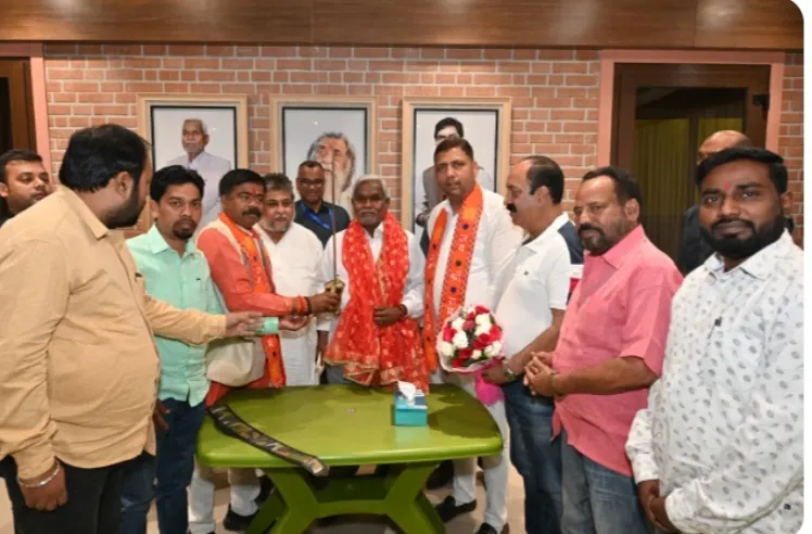 सीएम से मिला सनातन पंचायत, रामनवमी शोभायात्रा में हेलीकॉप्टर से पुष्प वर्षा करने की रखी मांग