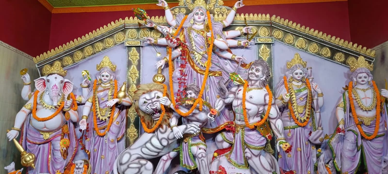 शहर के पूजा पंडालों के खुले पट, मां दुर्गा के दर्शन को उमड़े भक्त