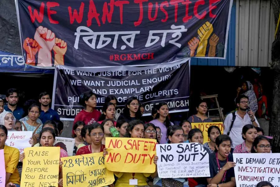 तीन रात सड़कों पर, लगातार चौथे दिन स्वास्थ्य भवन के बाहर जूनियर डॉक्टरों का विरोध प्रदर्शन जारी