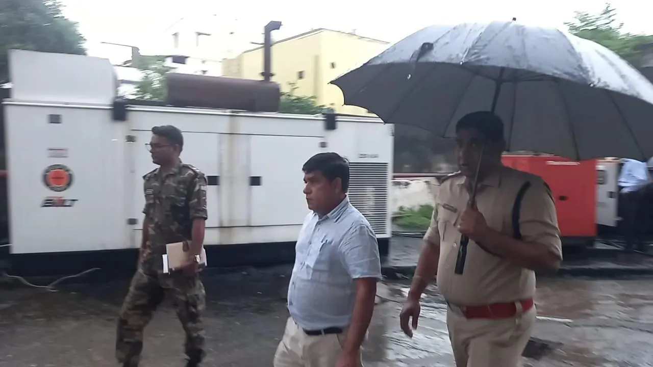 धनबाद में दिनदहाड़े पांच लाख रुपये की छिनैती
