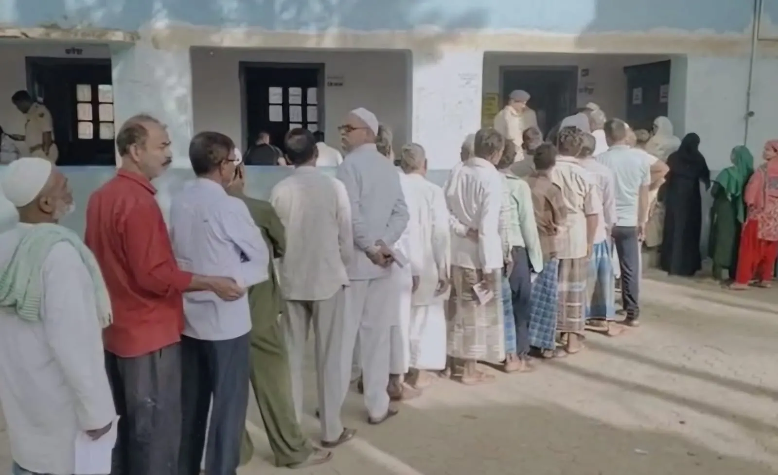 पहले चरण की बिहार के चार सीटों पर वोटिंग जारी -बूथों पर मतदाताओं की लंबी कतार -पल-पल के वोटिंग पर चुनाव आयोग की नजर