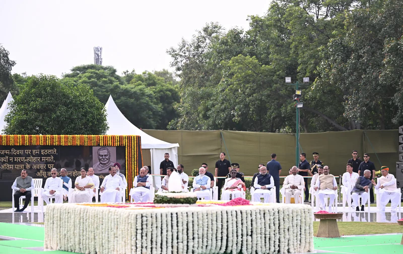 अटल बिहारी वाजपेयी की पुण्यतिथि पर ‘सदैव अटल’ पहुंचकर राष्ट्रपति, उपराष्ट्रपति और प्रधानमंत्री ने दी श्रद्धांजलि