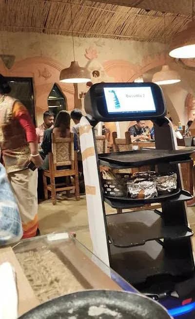 बंगाल के रेस्टोरेंट में रोबोट परोस रहे खाना