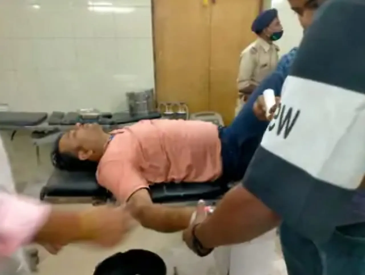 ससुराल में दरवाजे पर टहल रहे डॉक्टर को मारी गोली -बदमाशों ने 15 लाख की मांगी रंगदारी