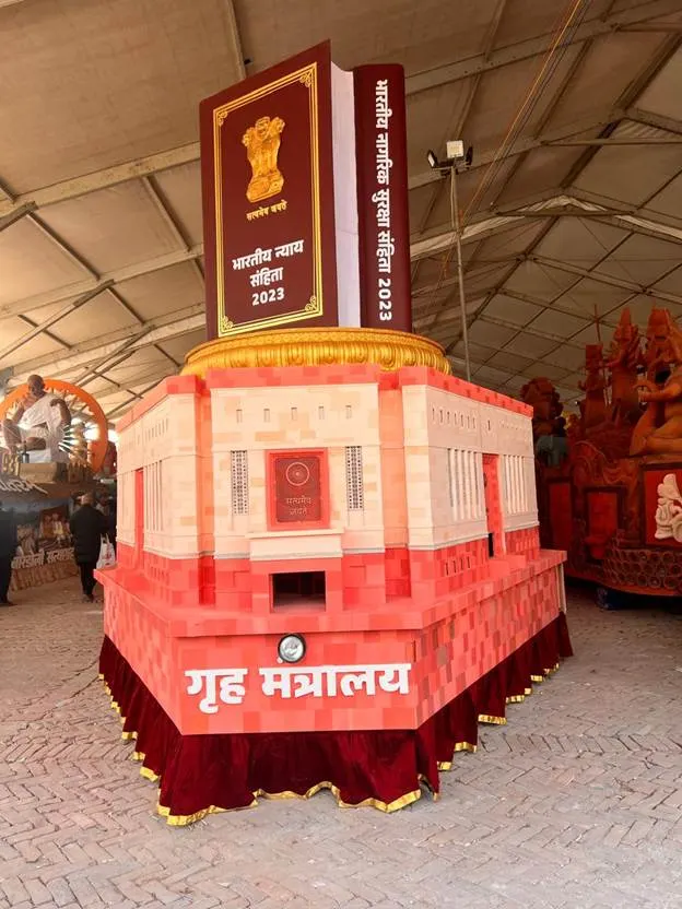 गणतंत्र दिवस 2026: गृह मंत्रालय की झांकी में 'दंड से न्याय' का संकल्प