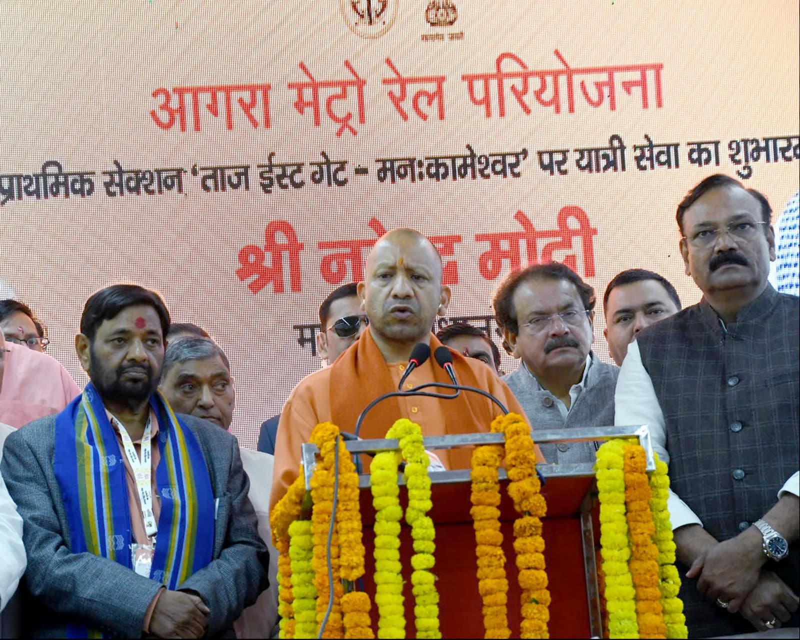 पीएम नरेंद्र मोदी ने आगरा मेट्रो को वर्चुअली दिखाई हरी झंडी, सीएम योगी ने किया सफर