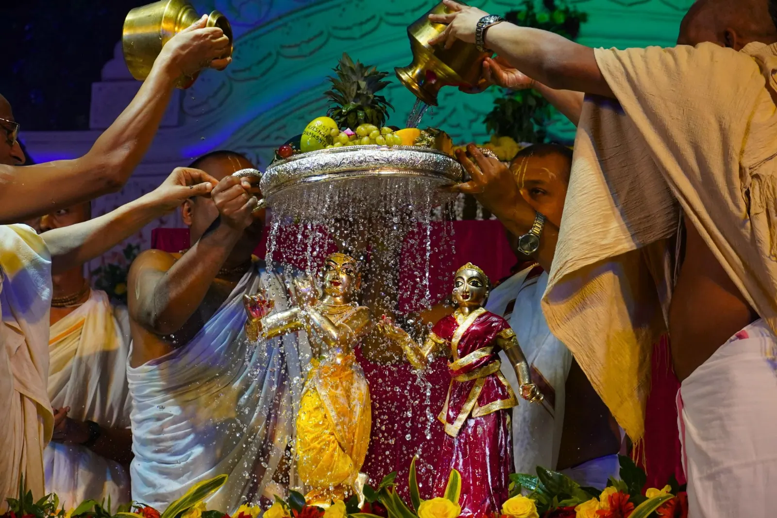मथुरा के चंद्रोदय मंदिर में धूमधाम से मनी कृष्ण जन्माष्टमी