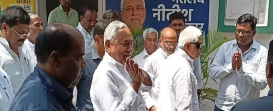 जदयू दफ्तर पहुंचे सीएम नीतीश कुमार -प्रवक्ताओं को दिया जीत का मन्त्र