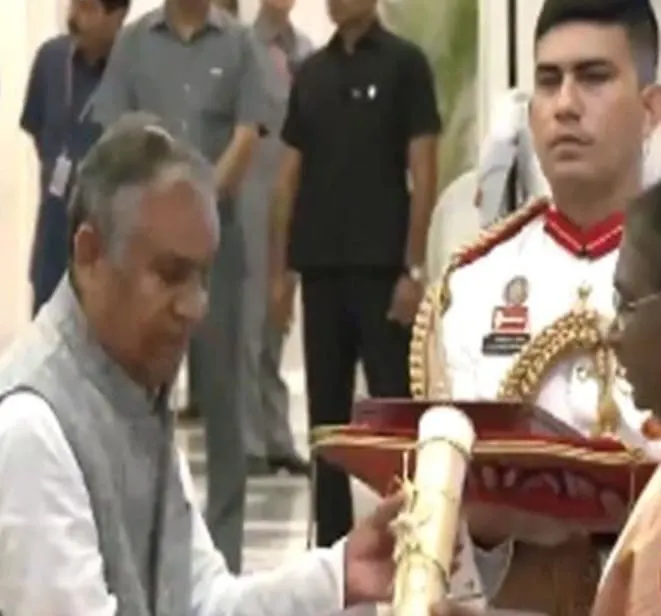 कर्पूरी ठाकुर समेत 5 विभूतियों को मिला भारत रत्न -राष्ट्रपति भवन के समारोह में सीएम नीतीश भी रहे मौजूद