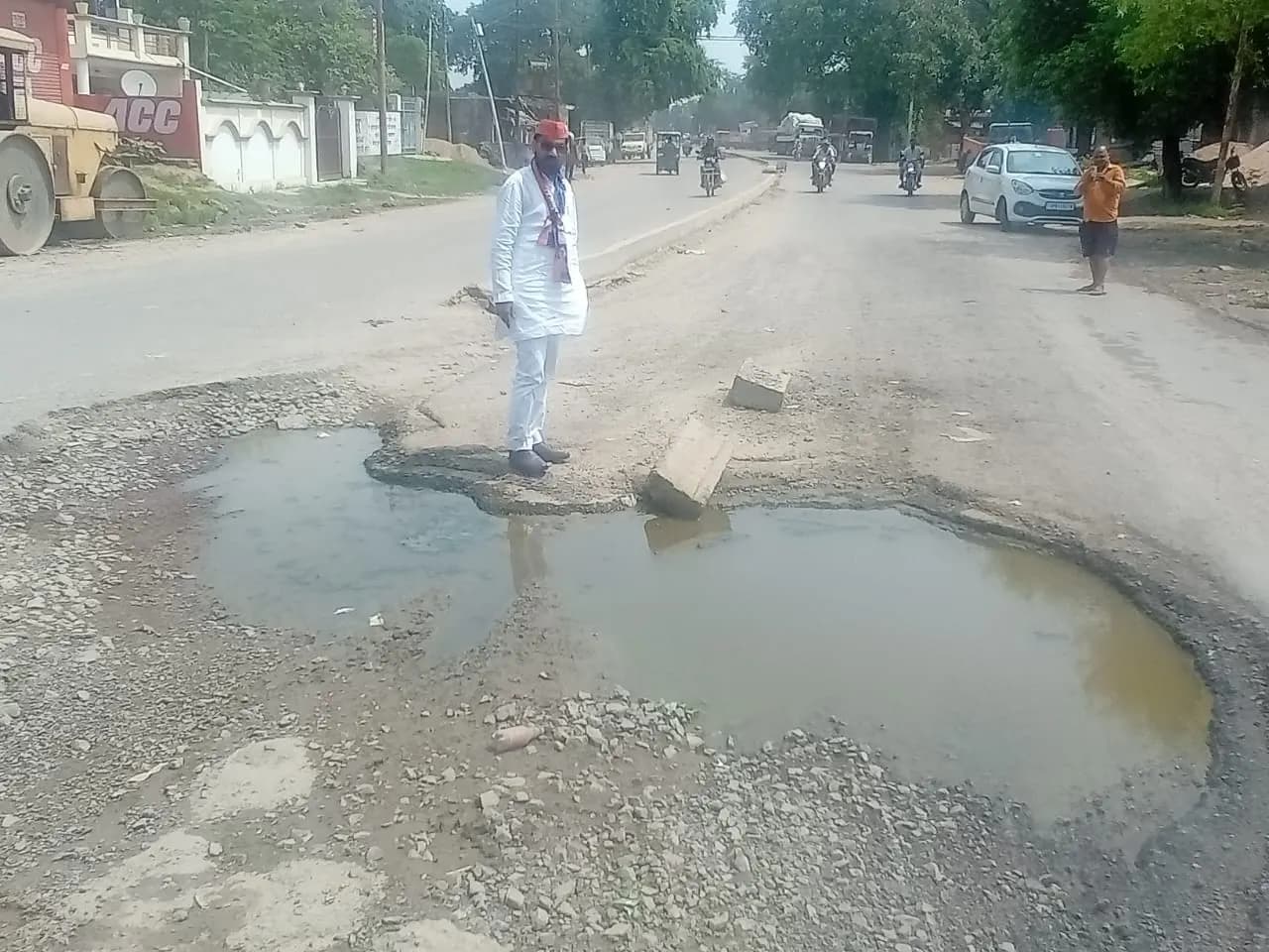 एक अरब रुपये से बनी राजमार्ग की सड़क 12 महीने में ध्वस्त