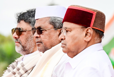 कर्नाटक : राज्यपाल ने स्वीकार किया सिद्धारमैया का इस्तीफा, फिलहाल कार्यवाहक मुख्यमंत्री बने रहेंगे।