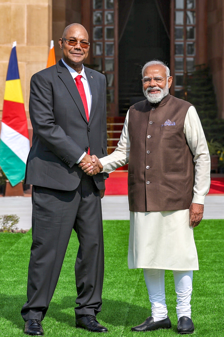 सेशेल्स के लिए रवाना हुए पीएम मोदी, समुद्री सुरक्षा को मिलेगा बढ़ावा