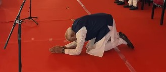 जनशक्ति को नमन : शपथ ग्रहण के मंच पर पीएम मोदी ने साष्टांग प्रणाम कर जताया जनता का आभार