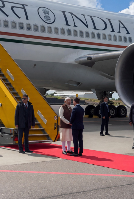 स्वीडन पहुंचे पीएम नरेंद्र मोदी, ग्रिपेन फाइटर जेट्स ने किया एस्कॉर्ट