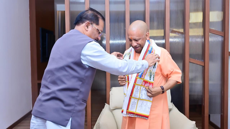 छत्तीसगढ़ पहुंचे मुख्यमंत्री योगी आदित्यनाथ का सीएम साय ने किया स्वागत