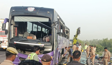 लखनऊ-आगरा एक्सप्रेसवे हादसा : बिहार के पुलिसकर्मी-कैदी समेत 6 की मौत, सीएम योगी ने लिया संज्ञान