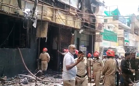 दिल्ली : मालवीय नगर के बहुमंजिला इमारत में भीषण आग, 20 लोगों की मौत, कई घायल