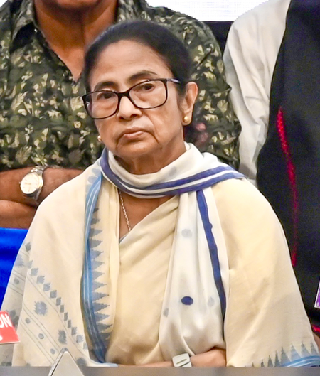 ममता बनर्जी के खिलाफ एफआईआर दर्ज, चुनाव के समय भड़काऊ बयान देने का आरोप