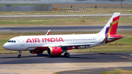 रायपुर एयरपोर्ट पर लैंडिंग के दौरान विमान से पक्षी टकराया, सभी यात्री सुरक्षित