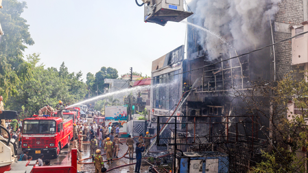 लखनऊ हादसे के बाद एक्शन, 4 पर एफआईआर; कानपुर में 5 प्रतिष्ठान सील