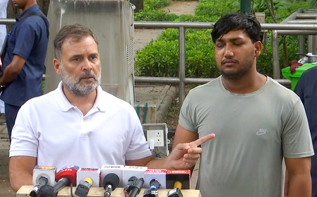 पेपर लीक प्रदर्शन को लेकर राहुल गांधी का हमला, छात्रों के समर्थन में केंद्र को घेरा