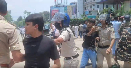 'बिहार बंद' पर पटना में तनाव, पथराव के बाद प्रदर्शनकारियों पर लाठीचार्ज