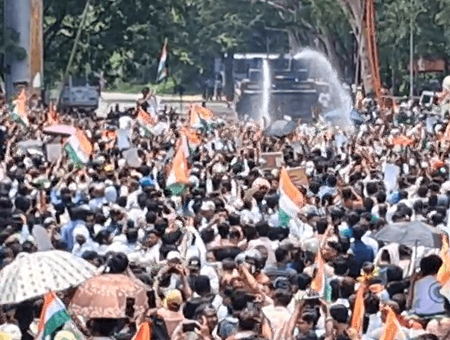 आठ बैरिकेड तोड़ विधानसभा के करीब पहुंचे छात्र, वाटर कैनन के बीच करने लगे रेन डांस