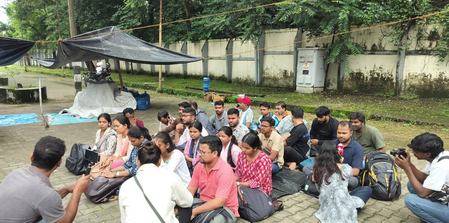 परीक्षाएं रद्द होने से नौकरी गई, झारखंड में कर्मियों का मंत्रालय के बाहर प्रदर्शन