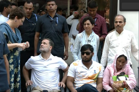 पैलेट गन मामले में दर्ज की एफआईआर, 5 घंटे से थाने में राहुल गांधी