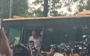 प्रधानमंत्री आवास के पास धरने पर बैठे राहुल और प्रियंका समेत कांग्रेस नेता हिरासत में लिए गए