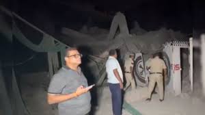 दिल्ली के साकेत में पांच मंजिला इमारत ढही, मलबे में कई लोगों के दबे होने की आशंका, राहत-बचाव कार्य जारी