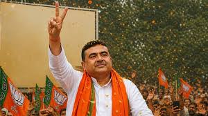 CM पद की शपथ लेने मंच पर पहुंचे शुभेंदु अधिकारी, PM मोदी समेत कई दिग्गज नेता भी मौजूद