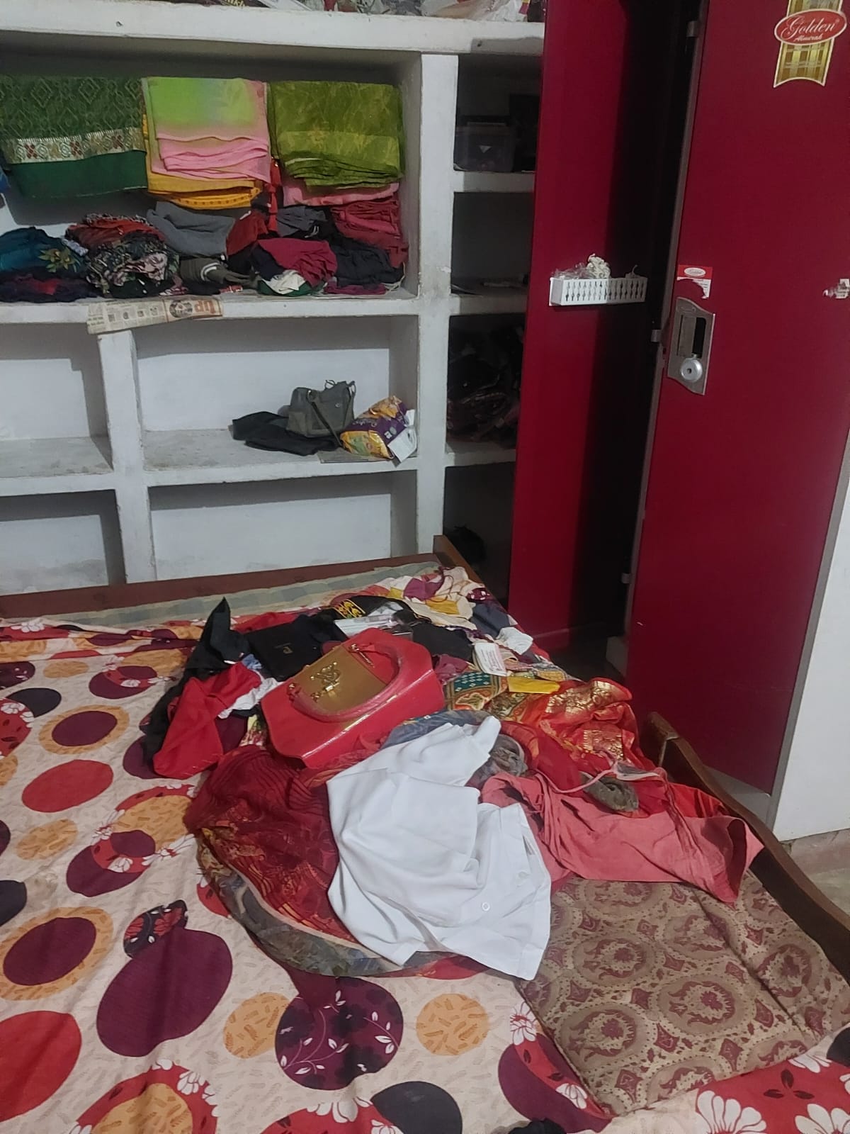 तीन घरों का ताला तोड़कर दो नाली बंदूक सहित लाखों की चोरी, मौके पर पुलिस टीम
