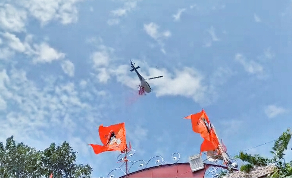 हर-हर महादेव के जयघोष के बीच गोरखनाथ धाम में हेलीकॉप्टर से पुष्पवर्षा