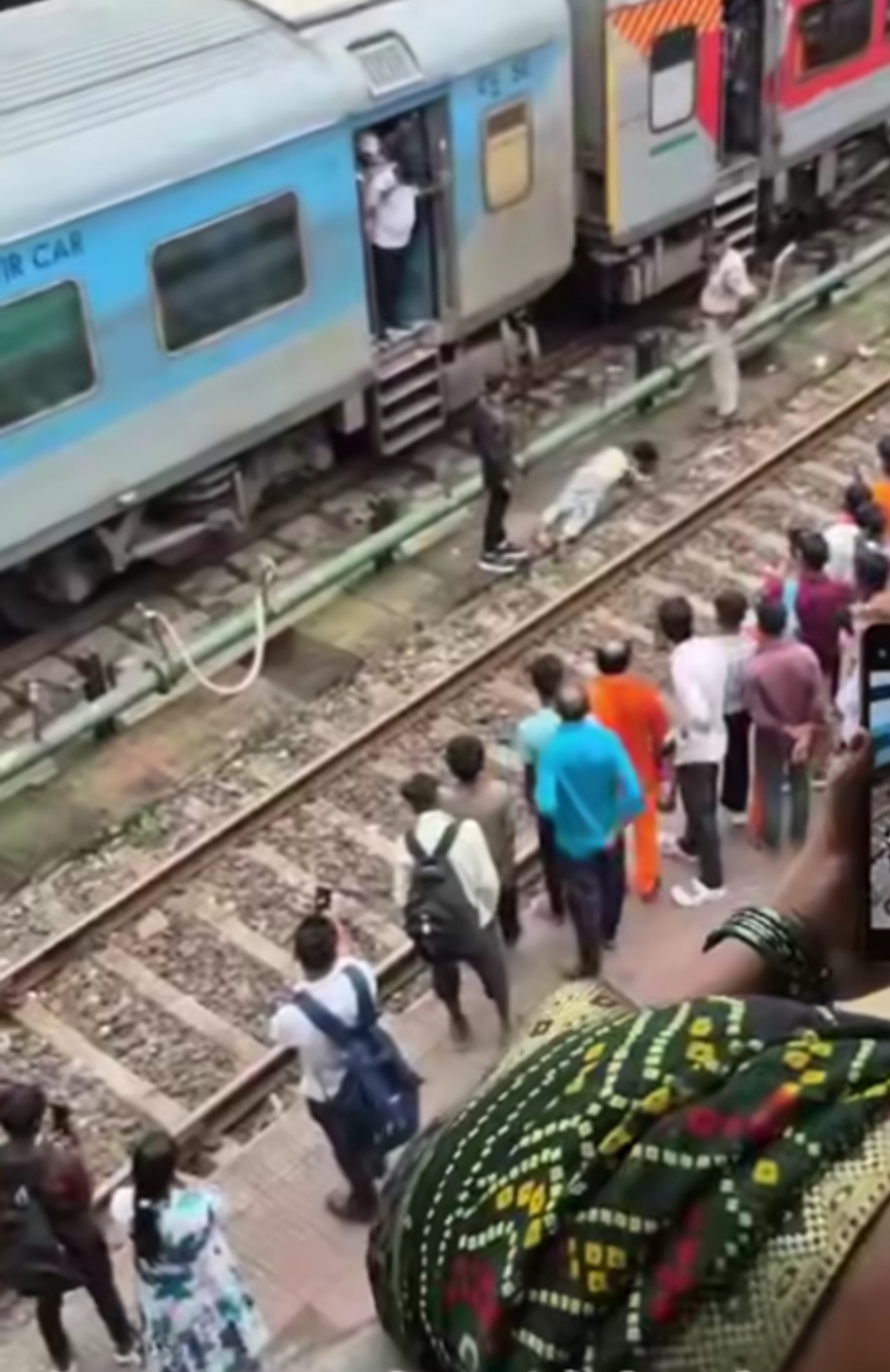 ट्रेन की छत पर चढ़ना पड़ा भारी, हाईटेंशन तार की चपेट में आया युवक