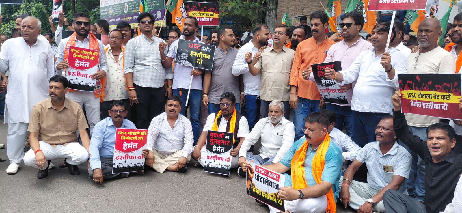 भर्ती परीक्षाओं की अनियमितताओं को लेकर भाजपा सड़क पर, डीसी कार्यालय पहुंचकर जताया विरोध