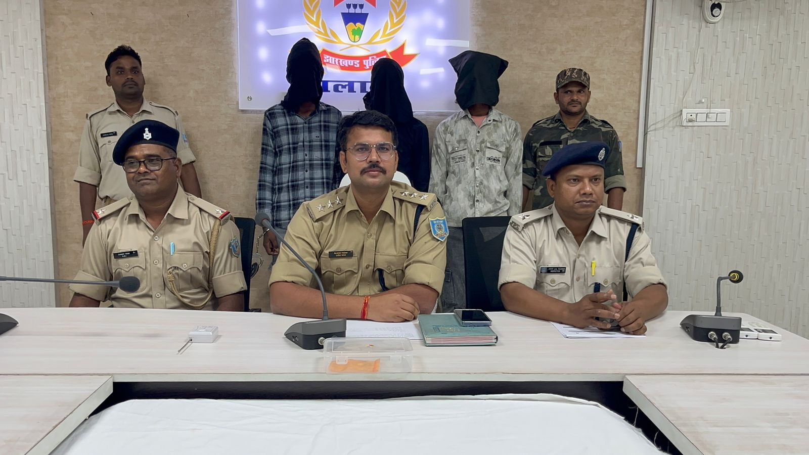 बच्चे के गले से सोने का लॉकेट काटने वाले तीन बदमाश गिरफ्तार, दो लॉकेट बरामद