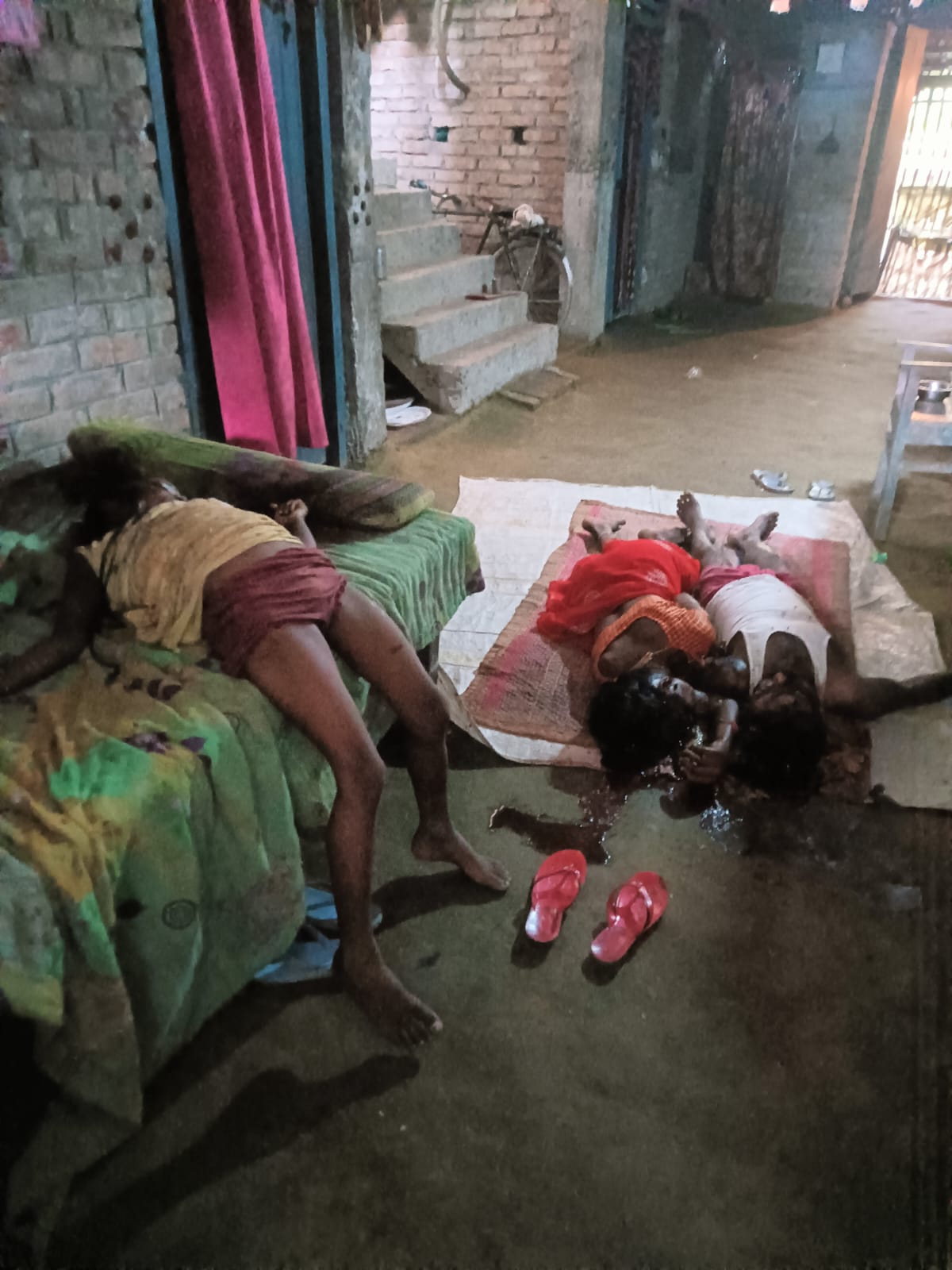 बिहार के बेगूसराय में गला रेतकर पति-पत्नी और बेटी की हत्या, बेटे की हालत नाजुक