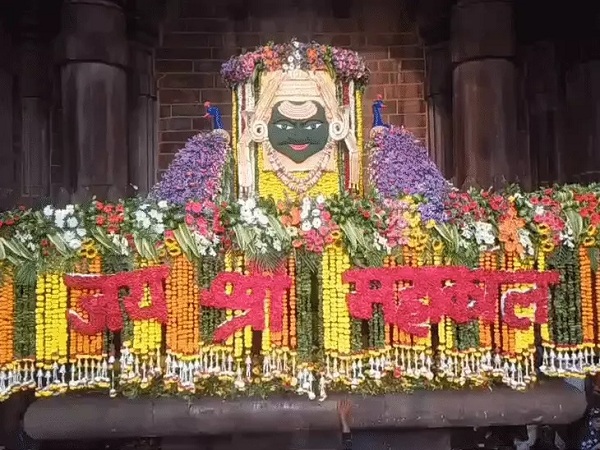 सावन के आखिरी सोमवार भोजेश्वर महादेव का आलौकिक शृंगार, 6 क्विंटल फूलों से सजे बाबा