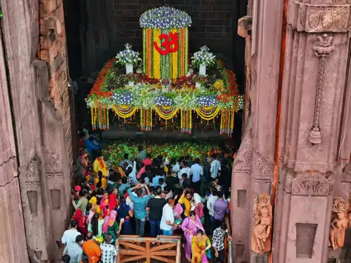शिवभक्ति में डूबा मध्य प्रदेश, सावन सोमवार पर बारिश के बीच उमड़ी श्रद्धालुओं की भीड़