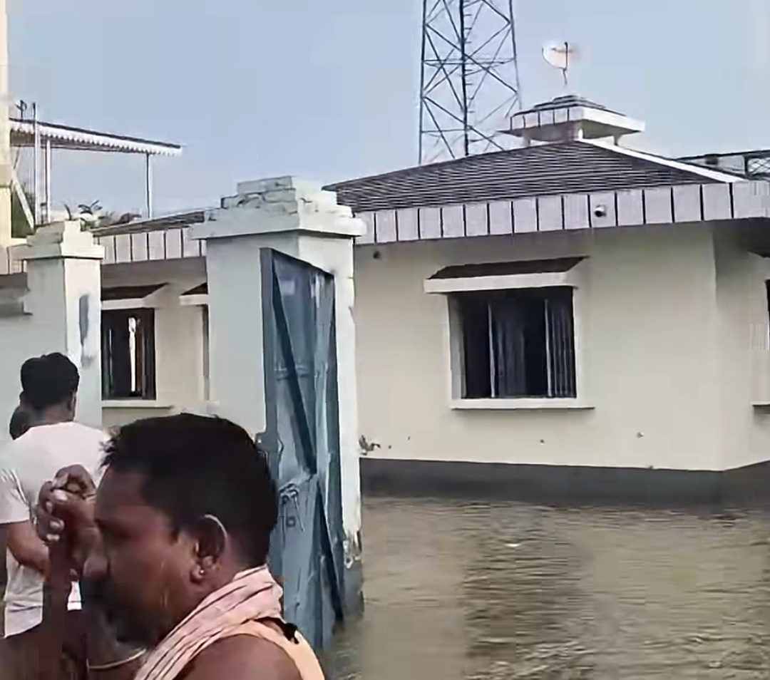 बांध टूटने से तबाही, एक हजार घर जलमग्न; हजारों की आबादी संकट में