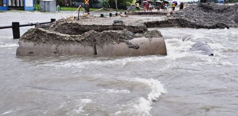 बारिश में दो डायवर्सन सड़क क्षतिग्रस्त, फालाकाटा-अलीपुरद्वार मार्ग बंद