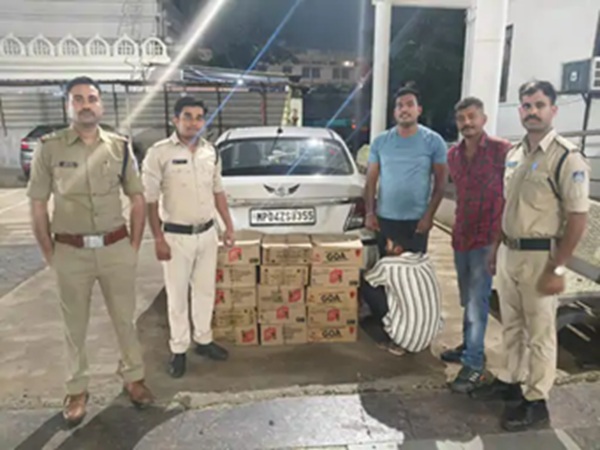 पुलिस ने कार से 16 पेटी अंग्रेजी शराब की जब्त, भोपाल से आया तस्कर गिरफ्तार