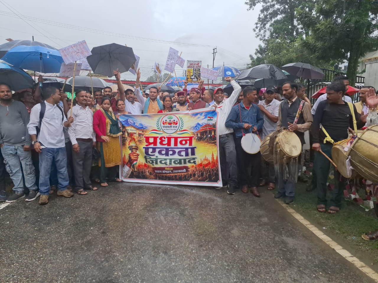 मांगों के समर्थन में प्रधानों का कलक्ट्रेट पर प्रदर्शन