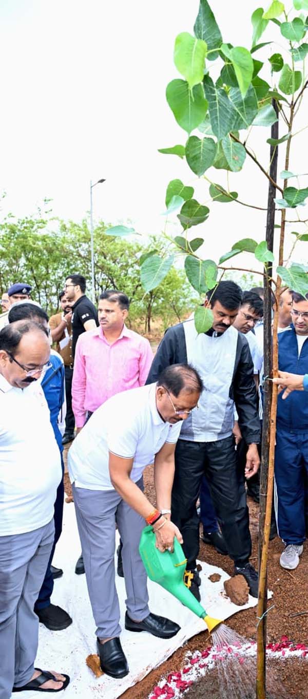 मुख्यमंत्री विष्णुदेव साय ने एक पेड़ माँ के नाम अभियान के तहत किया पौधारोपण