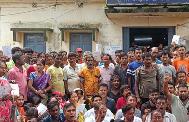 जॉब कार्ड बहाली की मांग पर बीडीओ ऑफिस के सामने ग्रामीणों का प्रदर्शन